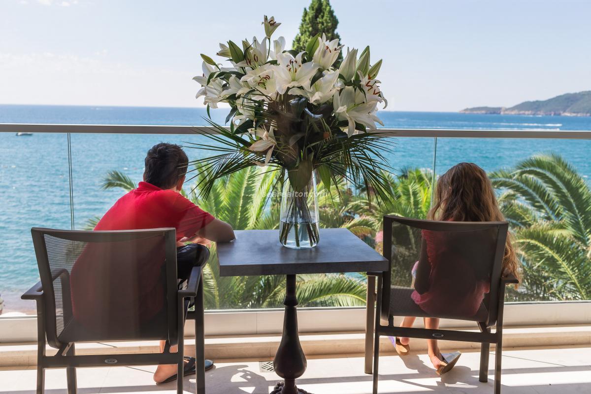 Two-bedroom apartment with a panoramic view of the sea in Rafailovići 8