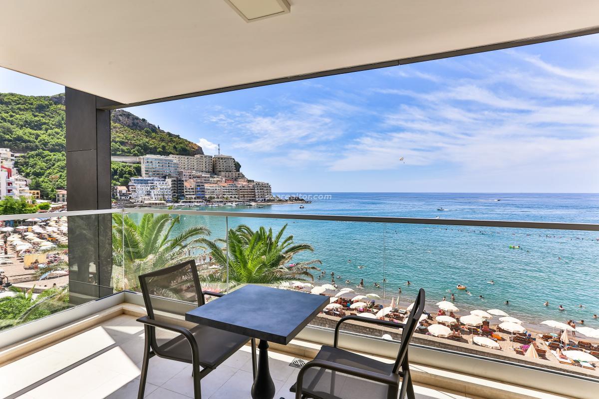 Three-bedroom apartment with a panoramic view of the sea in Rafailovići