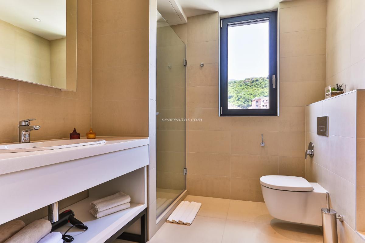 Three-bedroom apartment with a panoramic view of the sea in Rafailovići 11