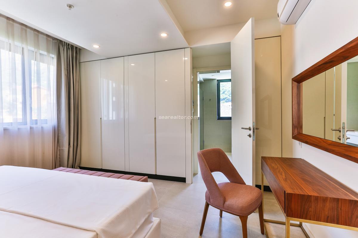 Three-bedroom apartment with a panoramic view of the sea in Rafailovići 13