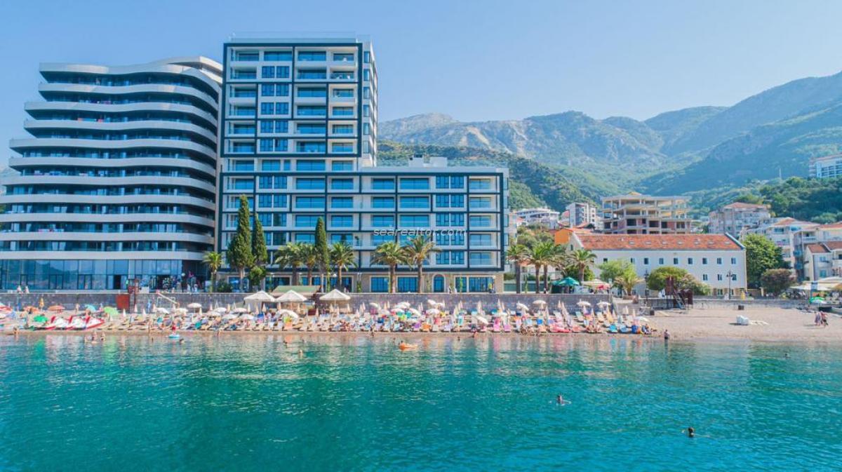 Three-bedroom apartment with a panoramic view of the sea in Rafailovići 21
