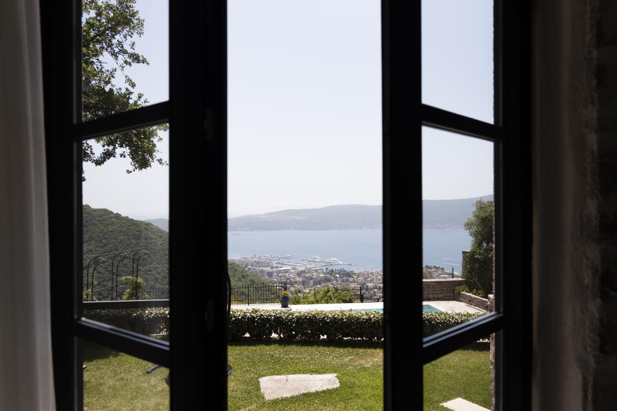 Kuća u Tivtu, 293m² — 34