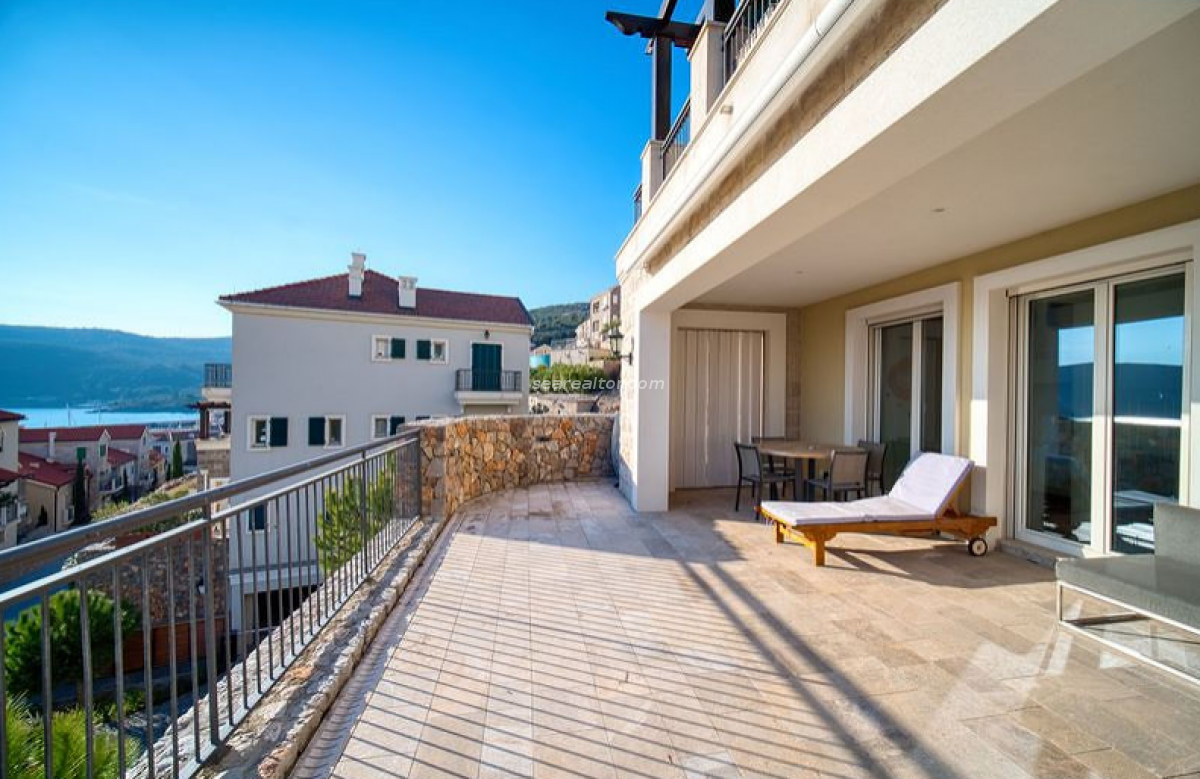 Dvosoban stan u Tivtu, 80m² — 2