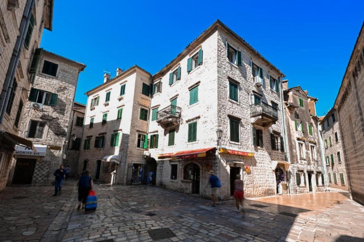 Geräumige Drei-Zimmer-Wohnung – Altstadt Kotor