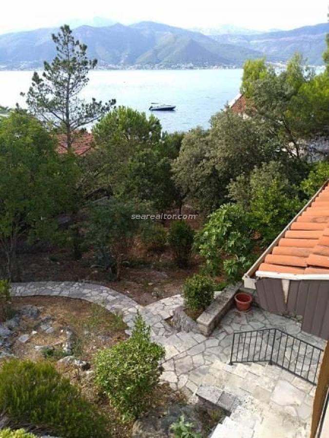 Building plot for sale on the seafront with two existing houses 5