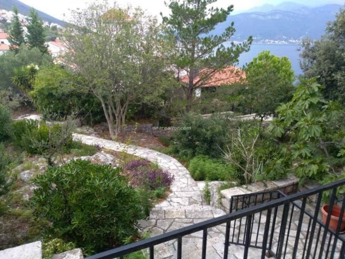 Building plot for sale on the seafront with two existing houses 8