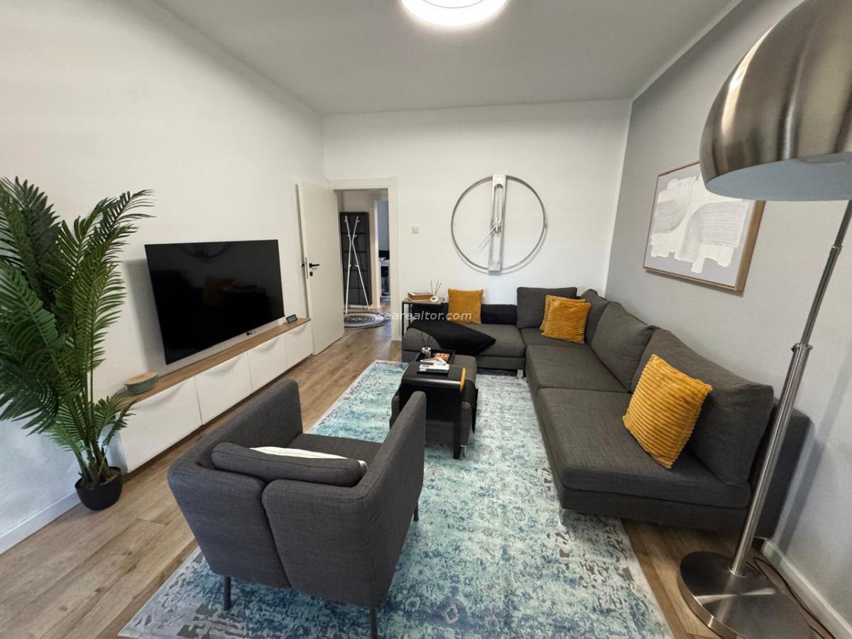 Modernes 1-Schlafzimmer-Apartment im Zentrum von Tivat, 2 Minuten zum Strand – Meerblick 2