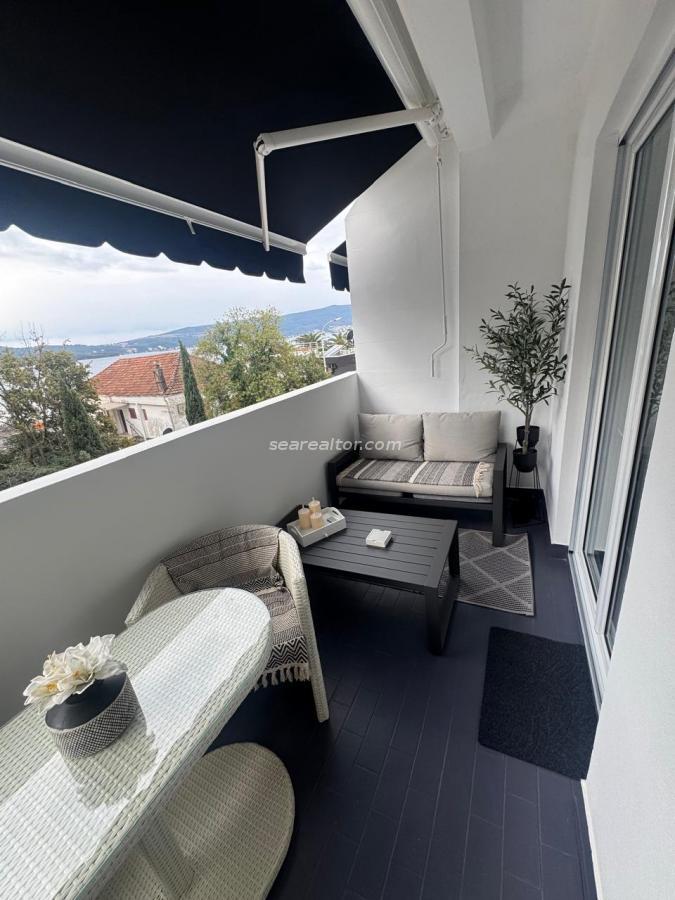 Modernes 1-Schlafzimmer-Apartment im Zentrum von Tivat, 2 Minuten zum Strand – Meerblick 4