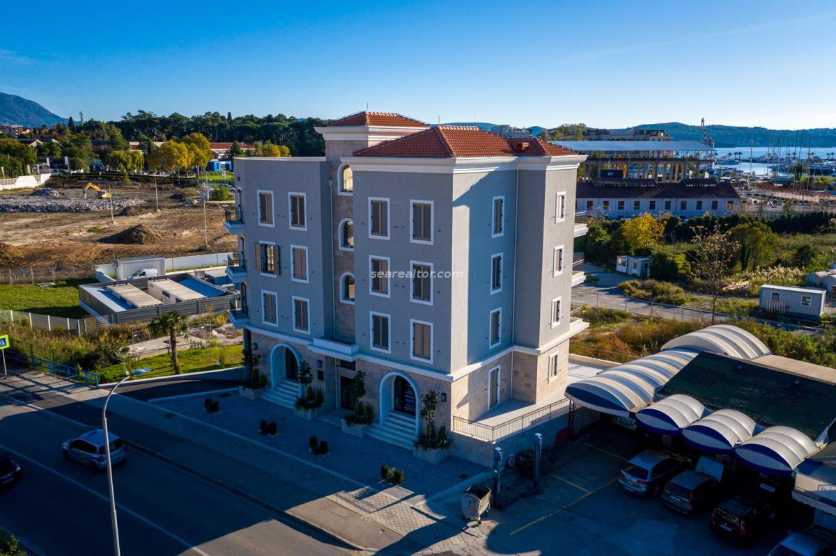 Geräumige 2-Zimmer-Wohnung mit Meerblick in Tivat