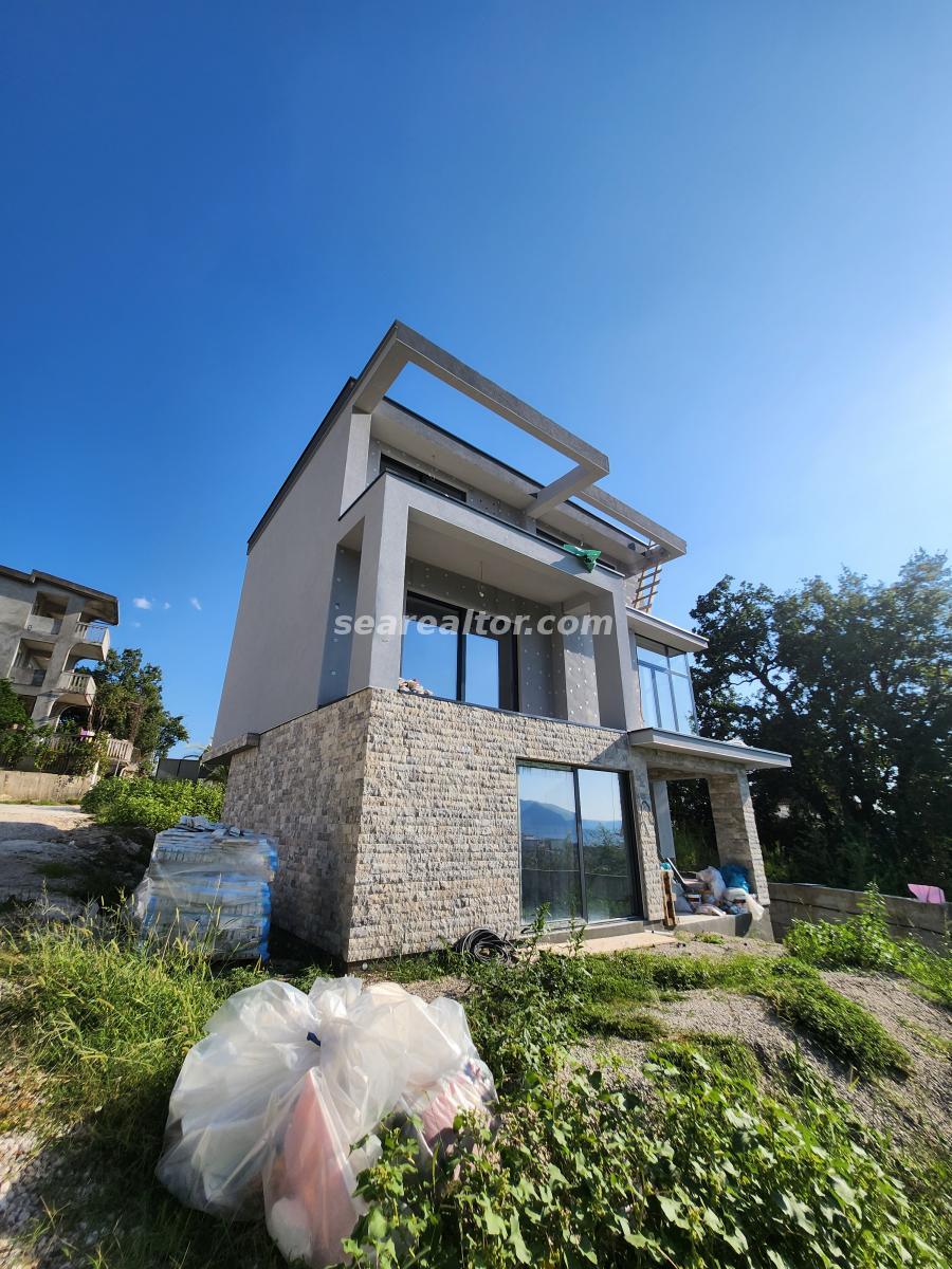 Kalimanj, Tivat'ta Deniz Manzaralı Modern Üç Katlı Villa