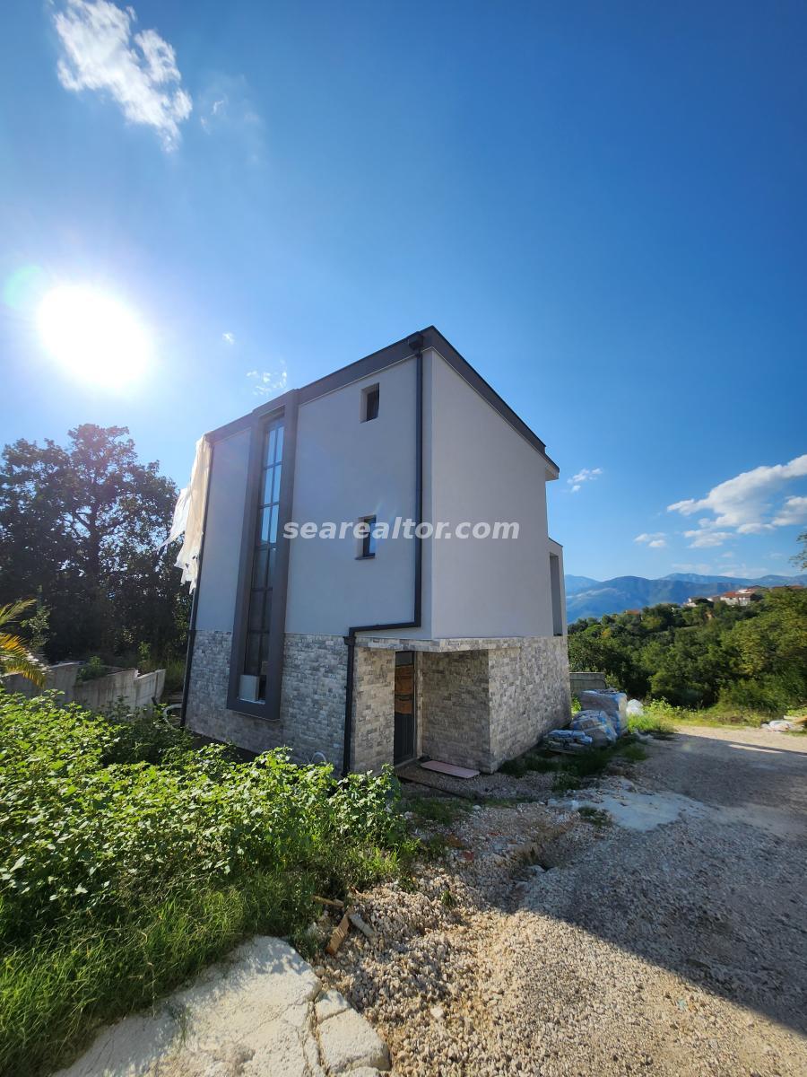 Kalimanj, Tivat'ta Deniz Manzaralı Modern Üç Katlı Villa 2