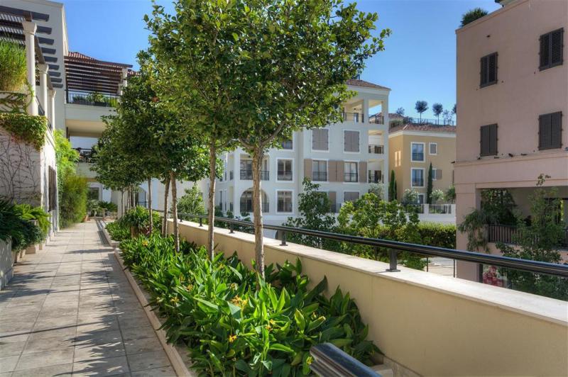Modern two bedroom apartment, with a large terrace, in Zeta residence, Porto Montenegro 15