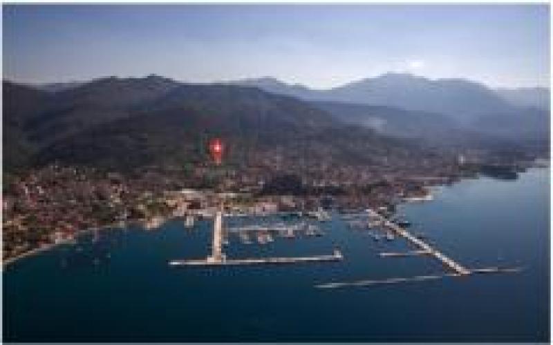 Fantastic land overlooking the sea and near Porto Montenegro
