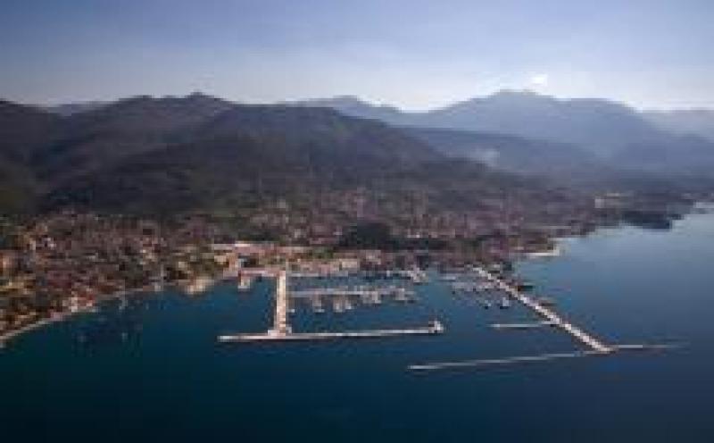 Fantastic land overlooking the sea and near Porto Montenegro 4
