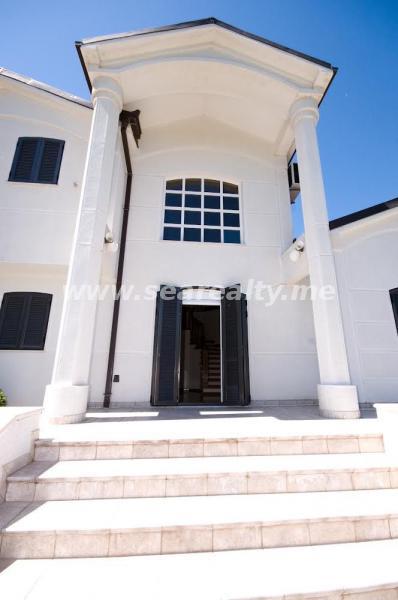For sale modern house with large plot on a great location in Podgorica 2