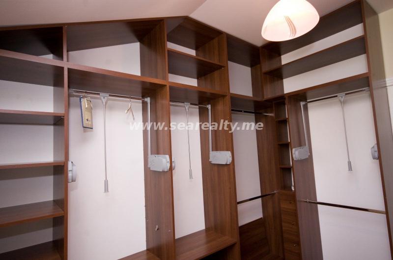 For sale modern house with large plot on a great location in Podgorica 11