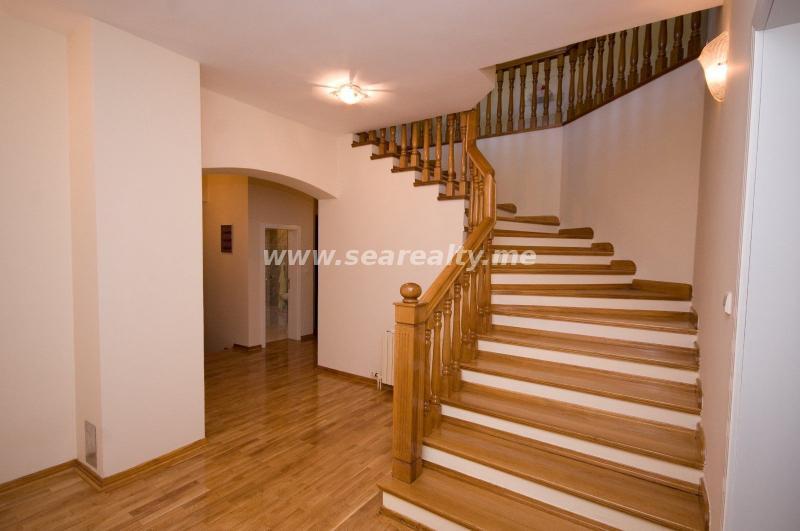 For sale modern house with large plot on a great location in Podgorica 12