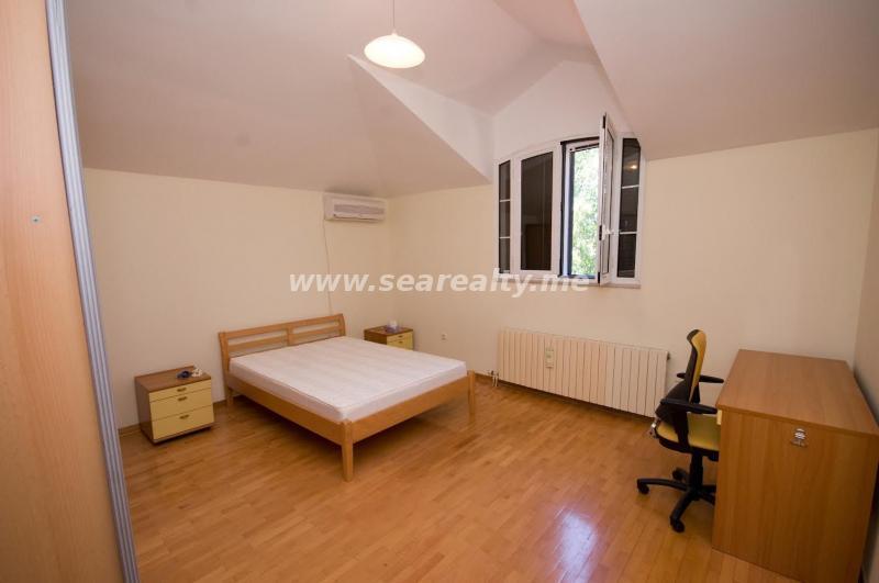 For sale modern house with large plot on a great location in Podgorica 13