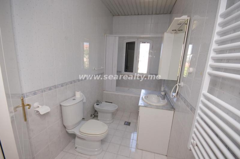 For sale modern house with large plot on a great location in Podgorica 14