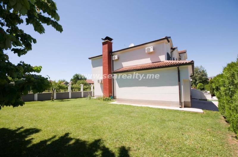 For sale modern house with large plot on a great location in Podgorica 15