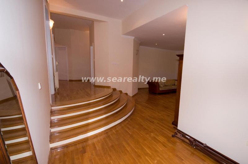 For sale modern house with large plot on a great location in Podgorica 16