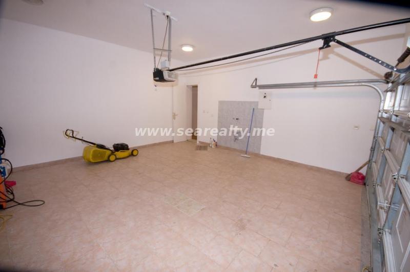 For sale modern house with large plot on a great location in Podgorica 18