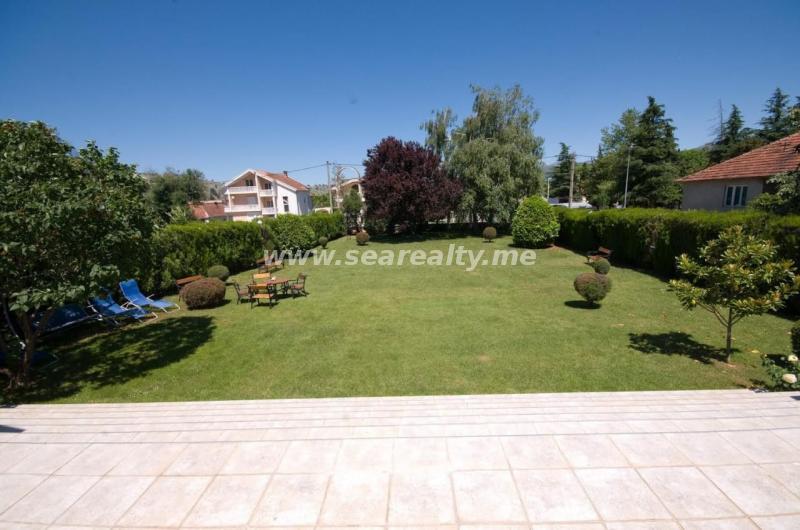For sale modern house with large plot on a great location in Podgorica 19