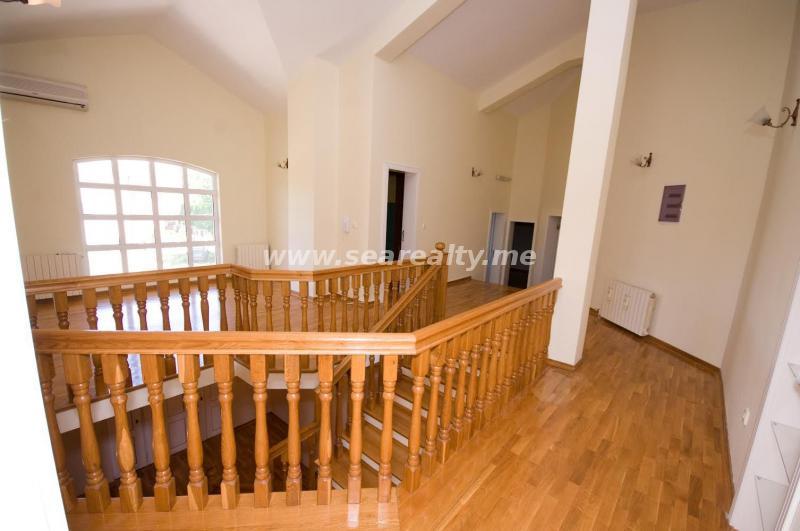 For sale modern house with large plot on a great location in Podgorica 20