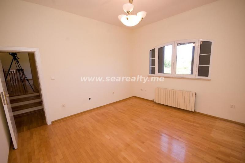 For sale modern house with large plot on a great location in Podgorica 21