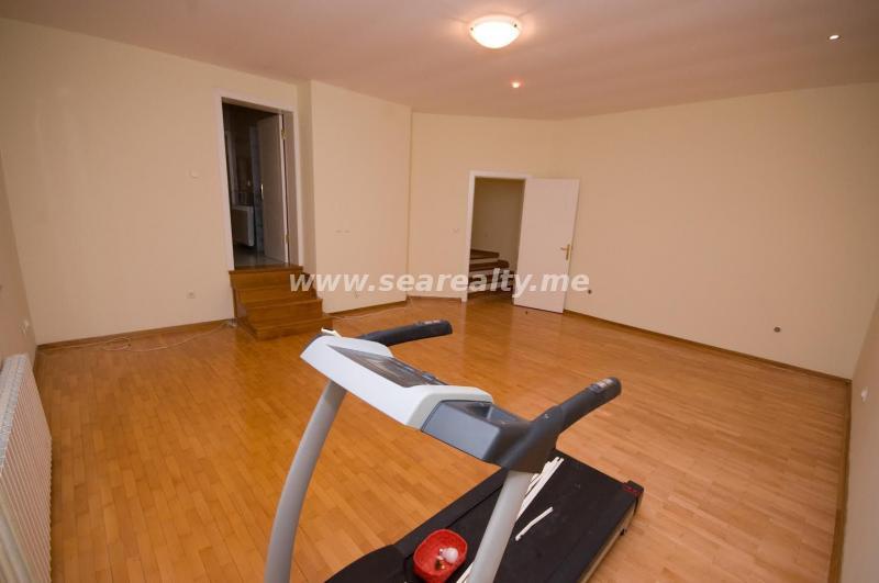 For sale modern house with large plot on a great location in Podgorica 22