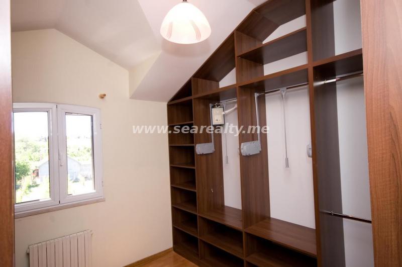 For sale modern house with large plot on a great location in Podgorica 23