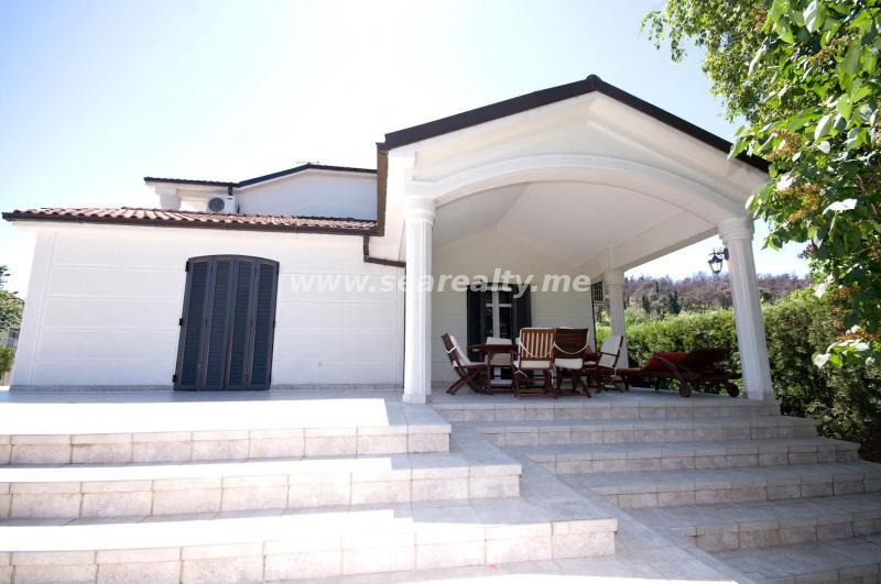 For sale modern house with large plot on a great location in Podgorica 4