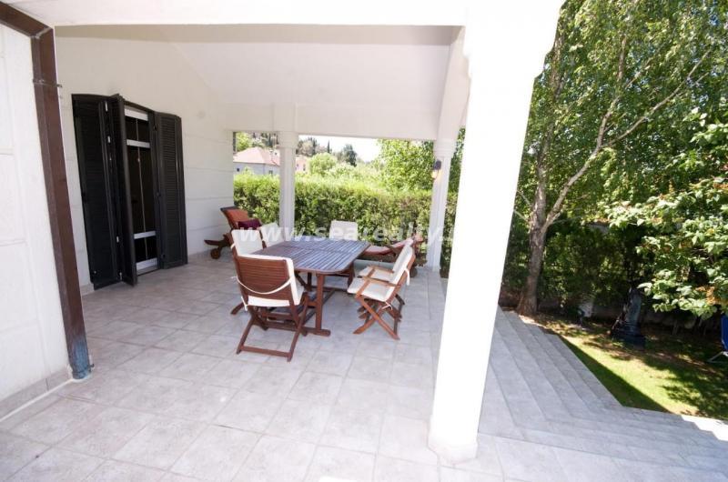 For sale modern house with large plot on a great location in Podgorica 5