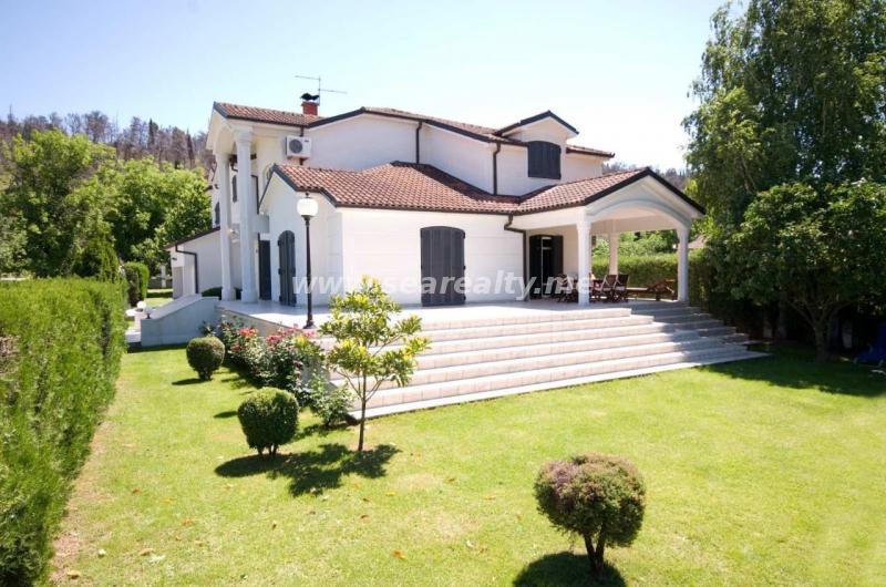 For sale modern house with large plot on a great location in Podgorica 6