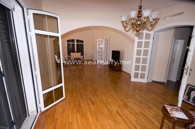 For sale modern house with large plot on a great location in Podgorica 7
