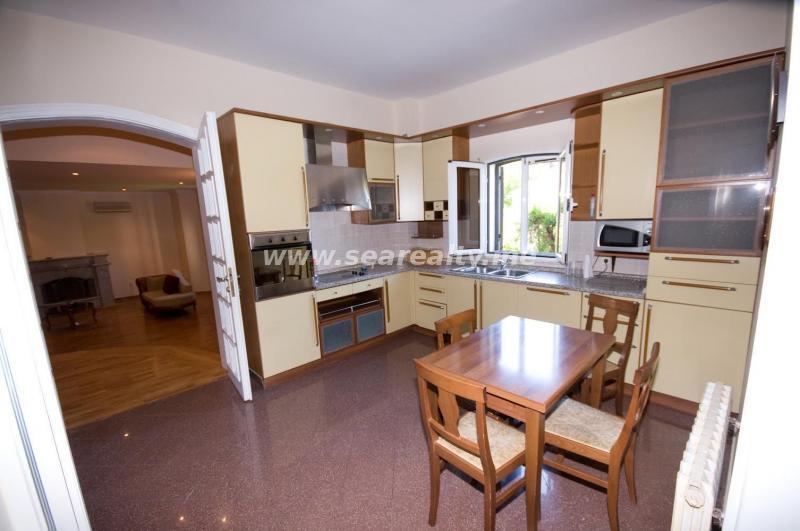 For sale modern house with large plot on a great location in Podgorica 8