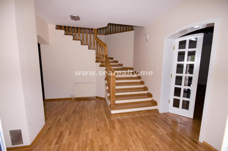 For sale modern house with large plot on a great location in Podgorica 9