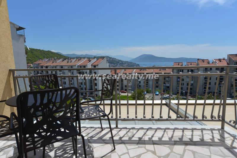 Dvosoban stan u Herceg Novom, 98m²