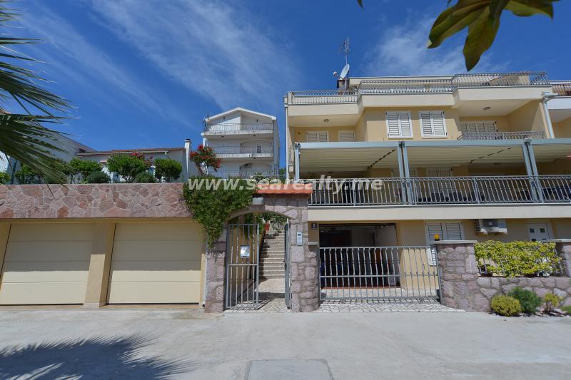 Dvosoban stan u Herceg Novom, 98m² 2