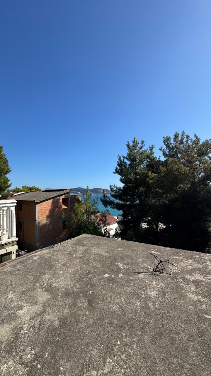 Kuća u zelenom delu Bara sa pogledom na more — 8