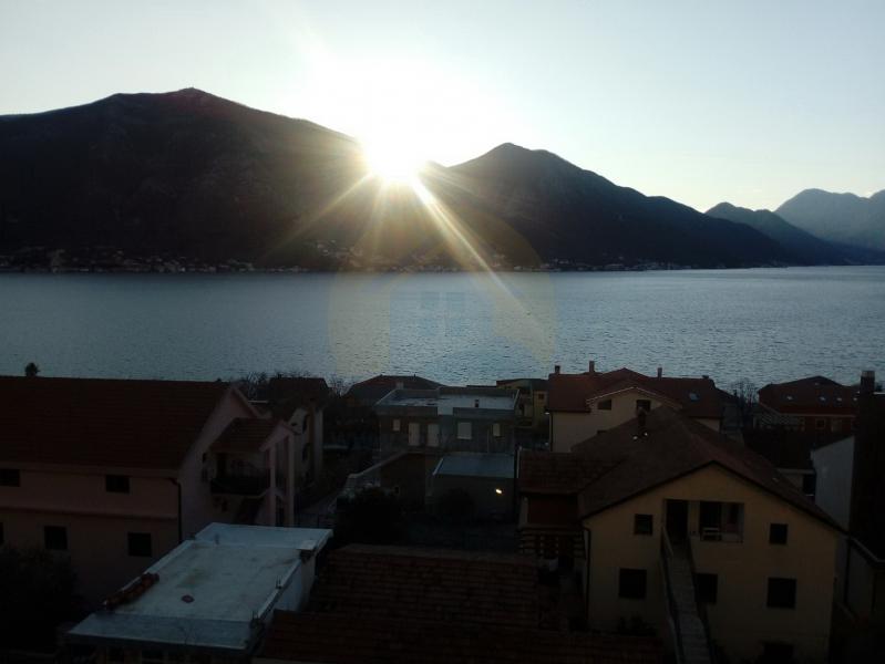 Two bedroom apartment with sea view in Dobrota, Kotor. 4