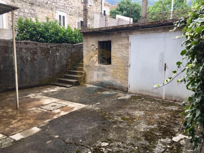 Family house with a large yard 13