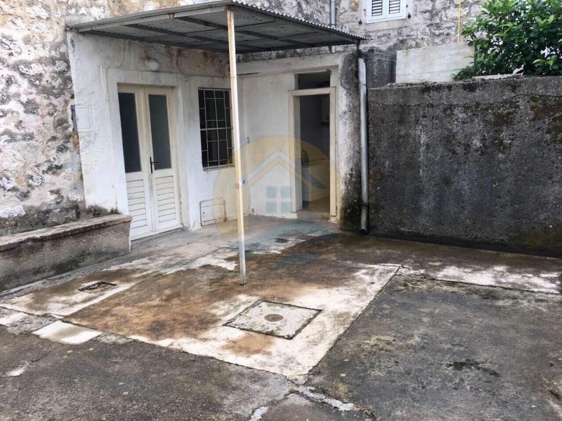Family house with a large yard 7