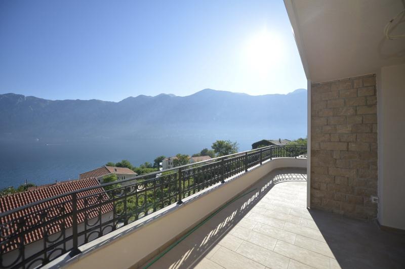 Three-bedroom apartment in Zelenika (new construction) 12