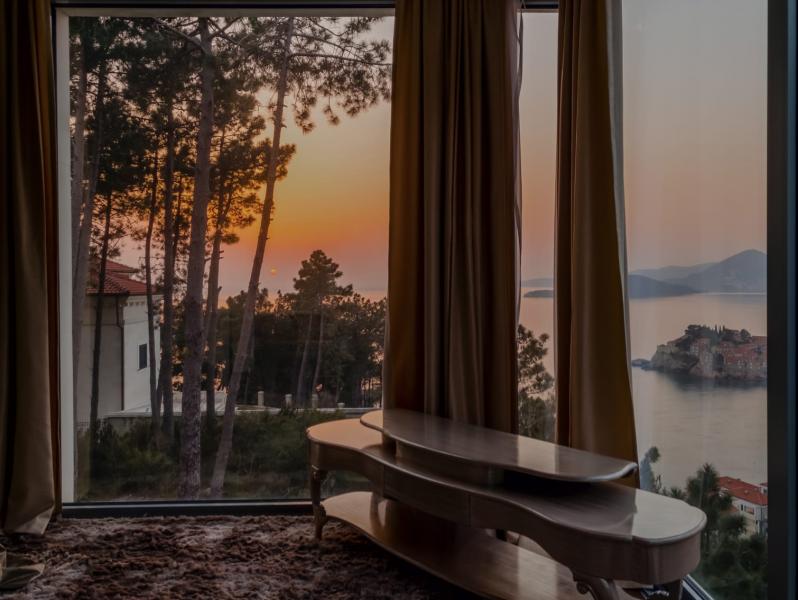 Prestigious Villa near the Island of St. Stefan 6