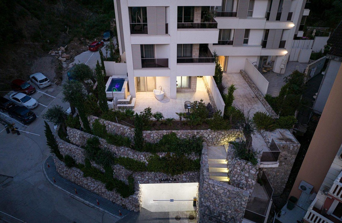 Ekskluzivan jednosoban stan sa bazenom i terasom od 83 m2 – Rafailovići, Budva — 3