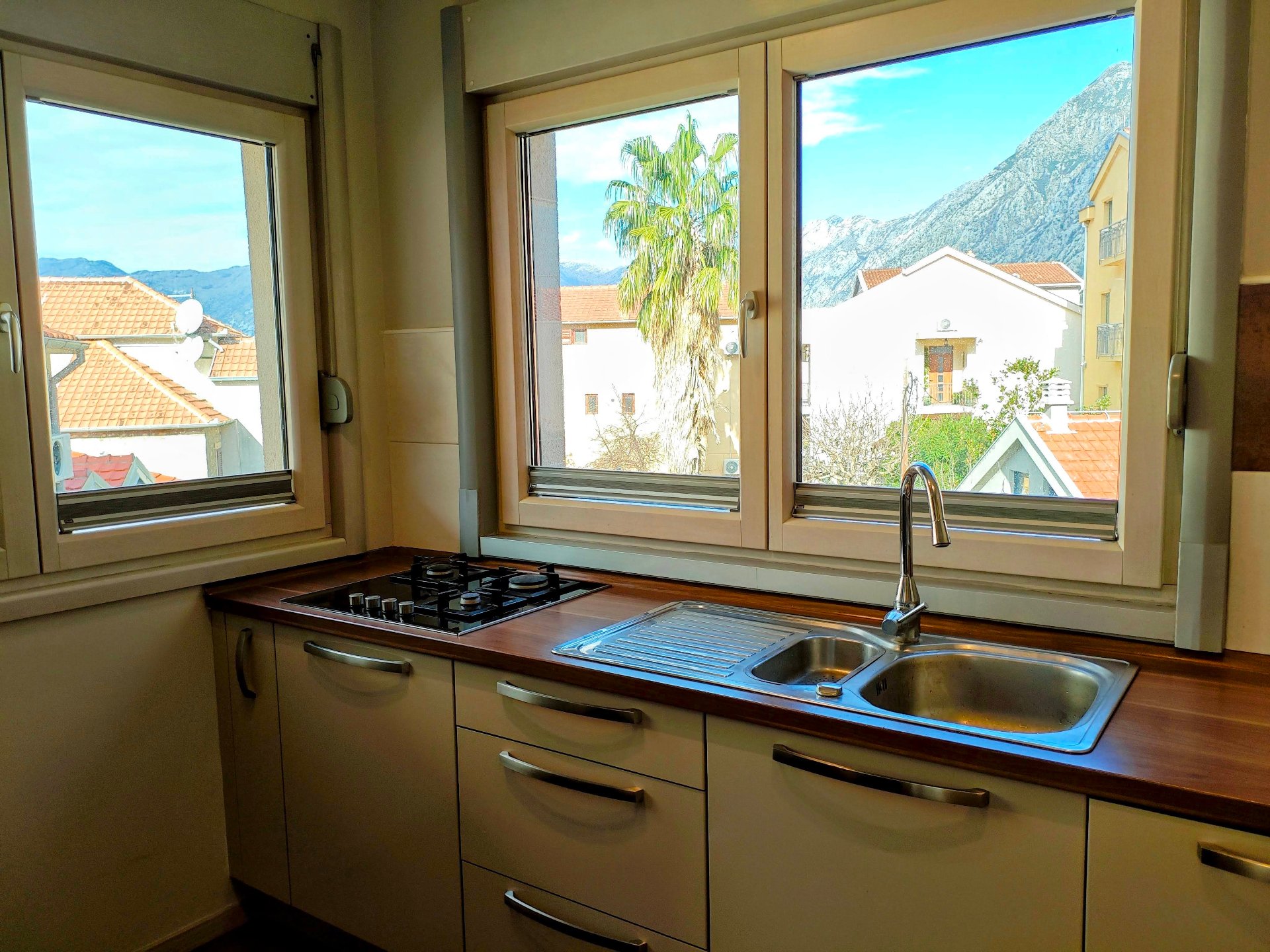Trosoban stan sa pogledom na more i privatnim parkingom - Dobrota, Kotor — 10