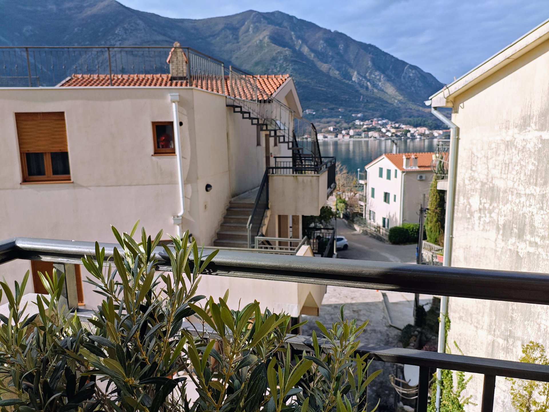 Trosoban stan sa pogledom na more i privatnim parkingom - Dobrota, Kotor — 25