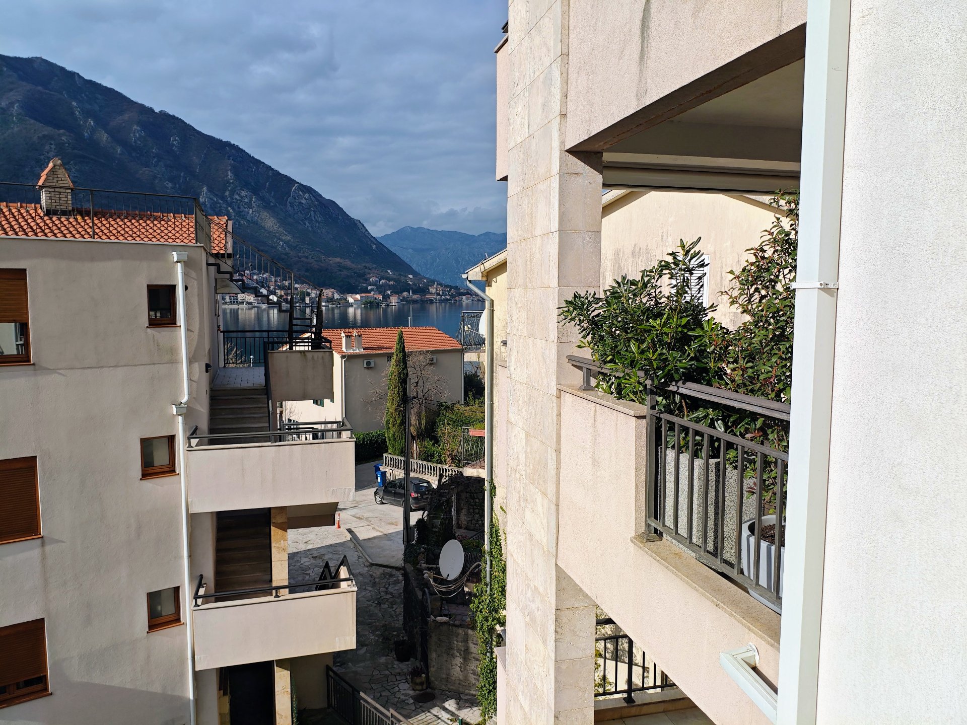 Trosoban stan sa pogledom na more i privatnim parkingom - Dobrota, Kotor — 29