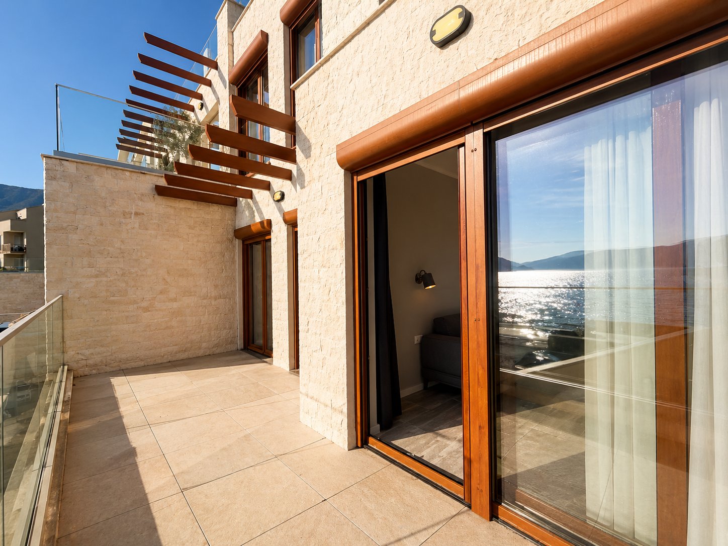 One-bedroom apartment in the first row to the sea with sea view - Opatovo, Tivat — 2
